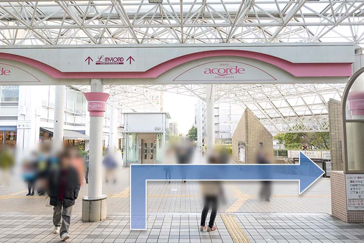 新百合ヶ丘駅「南口」を出たら右手へ進んでください。
