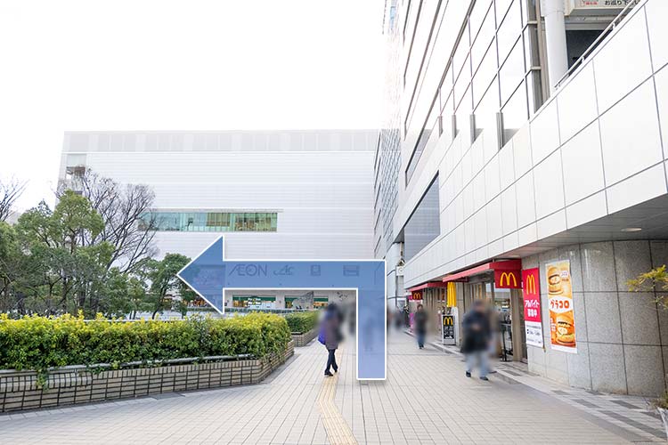 道なりに進んでください。